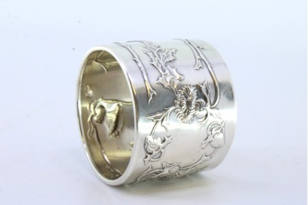  Argola de guardanapo em prata ao estilo Arte Nova com motivos florais relevados.